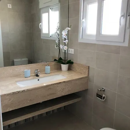 Mondrian Villa Puerto Marino